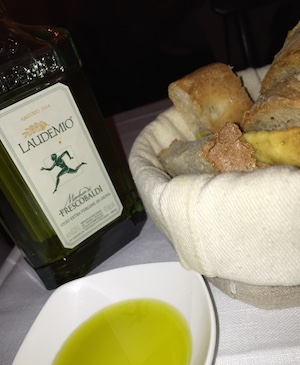 Best bread baskets, Laudemio olive oil, Florence, Dei Frescobaldi Restaurant & Wine Bar, Review, Tuscany, Italy, good food, good wine